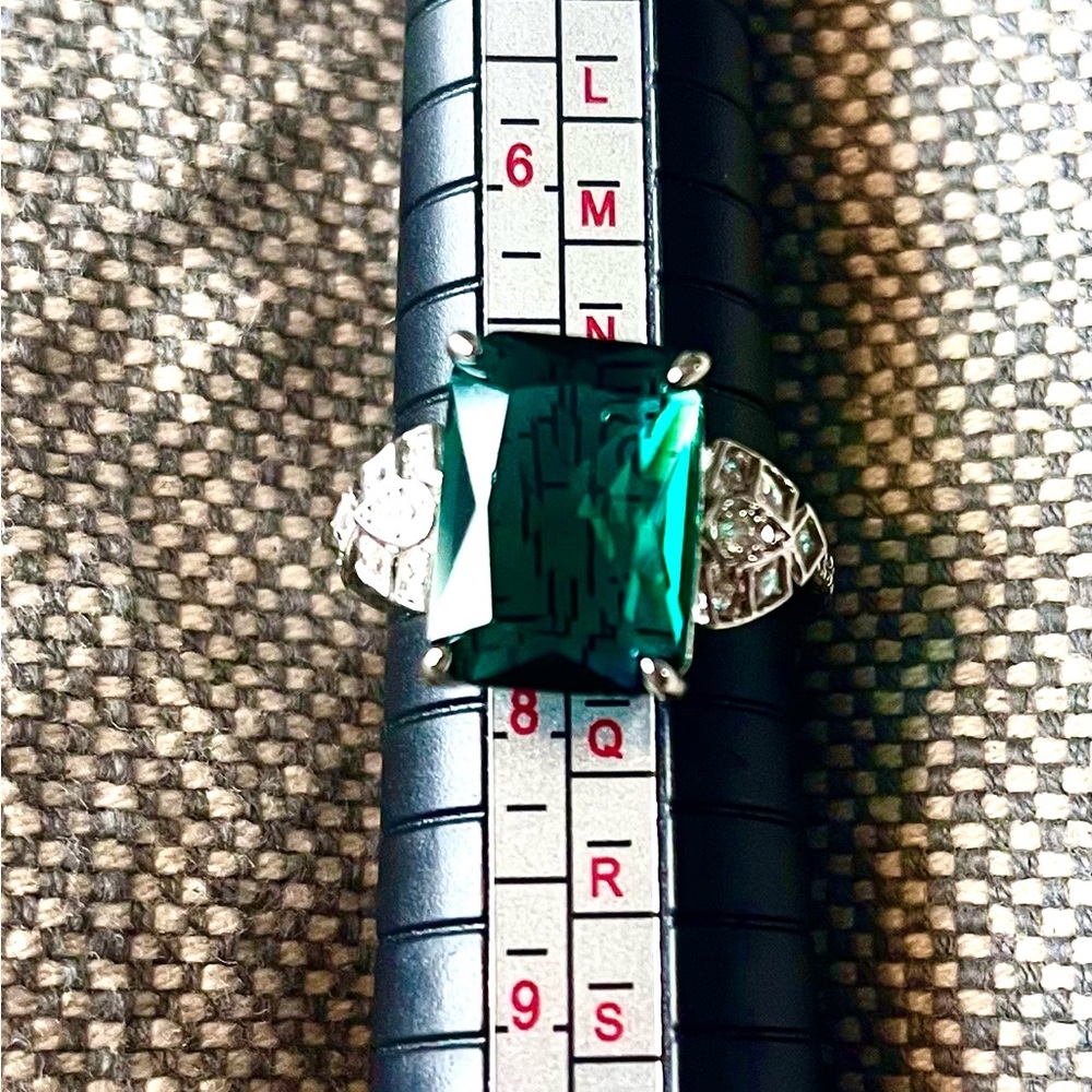 Women’s Dark Green Cubic Zirconia Cocktail Ring